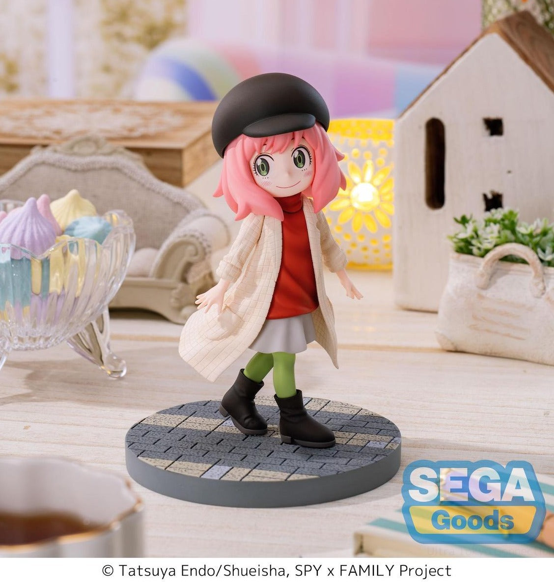 Anya Forger statue featuring her first stylish look.